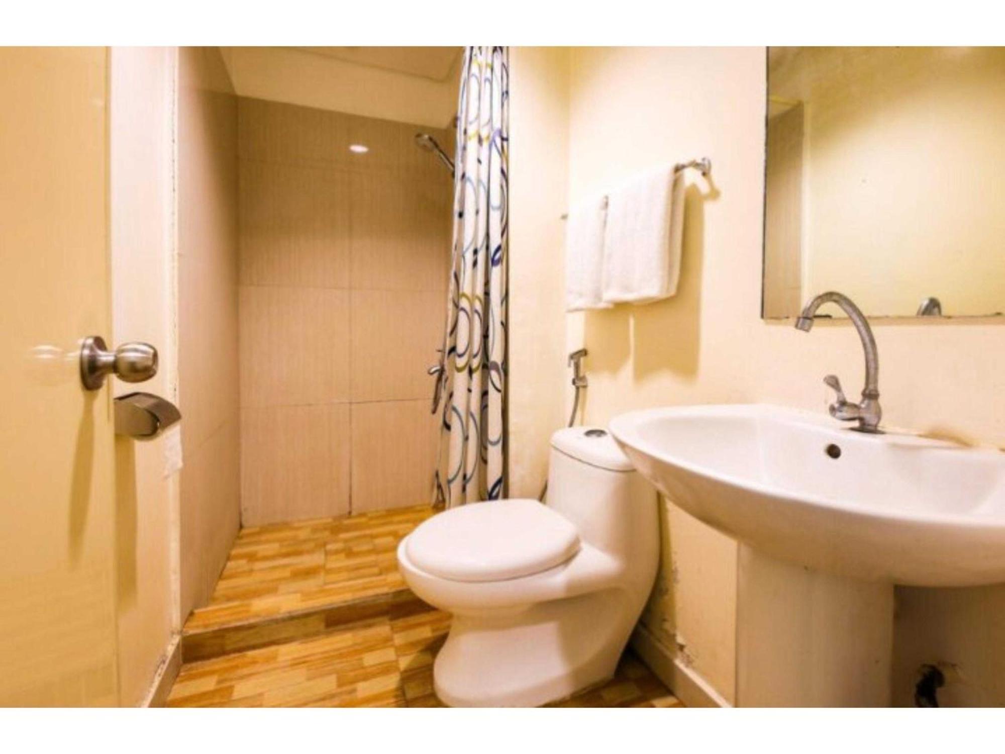 Oyo 769 Poblacion Suites Polaris Makati City Eksteriør bilde