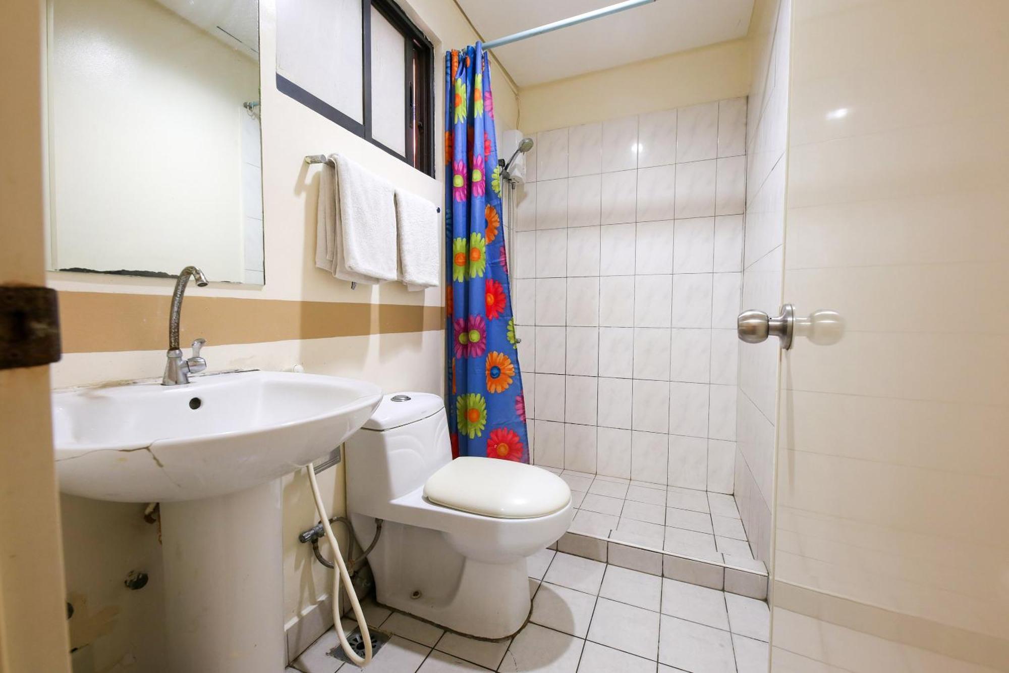 Oyo 769 Poblacion Suites Polaris Makati City Eksteriør bilde